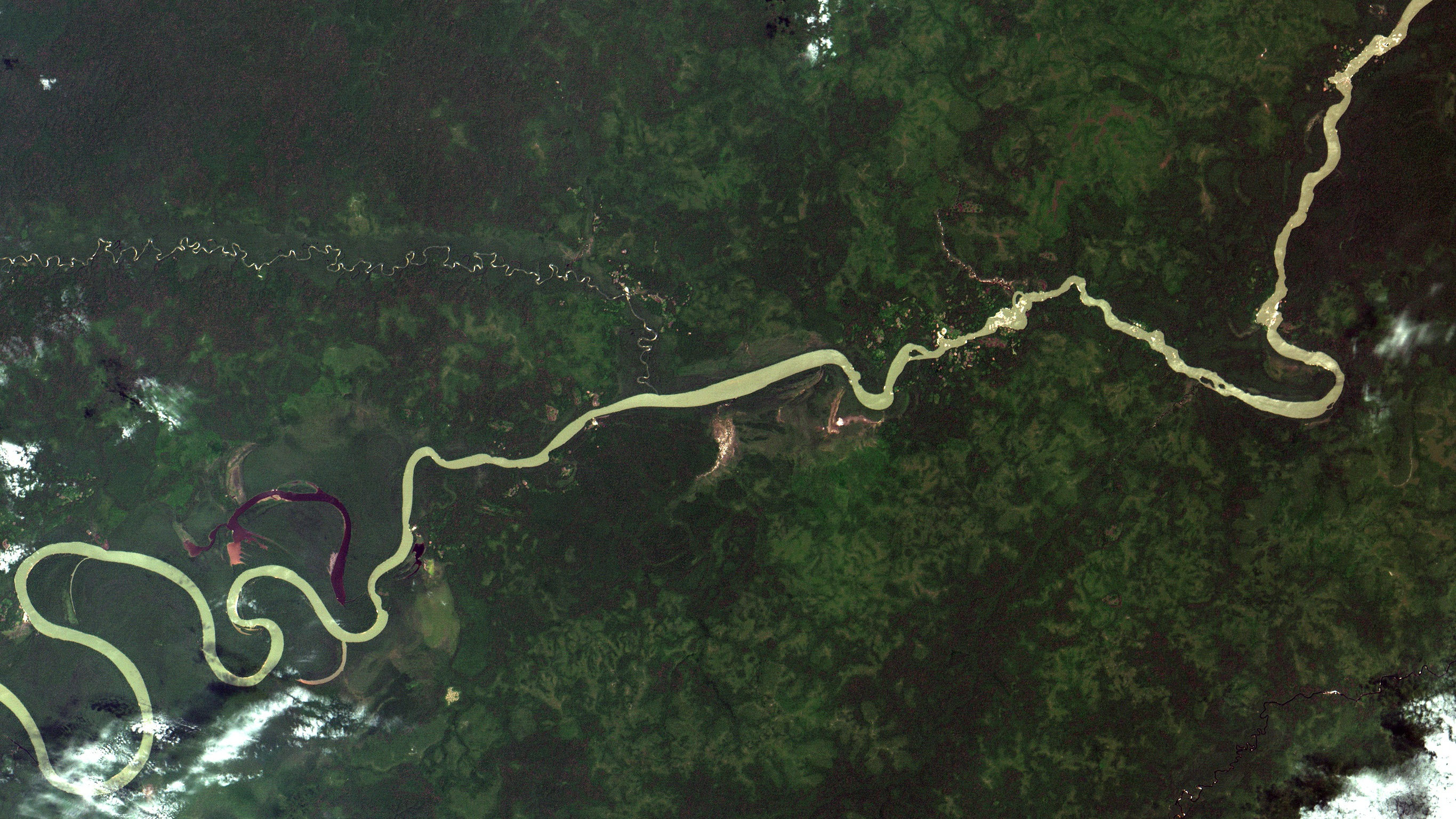 Un río serpentea por la Amazonía colombiana, visto desde el espacio